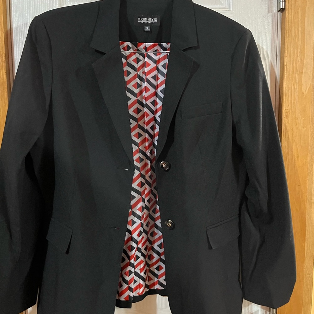 Elegant Black Blazer with Geometric Lining